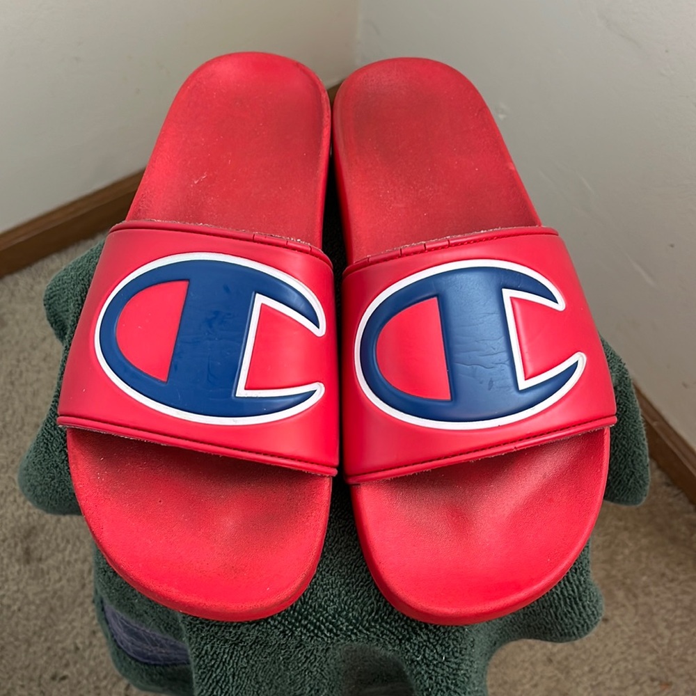 Used Red Champion Men’s Slides Size 8m